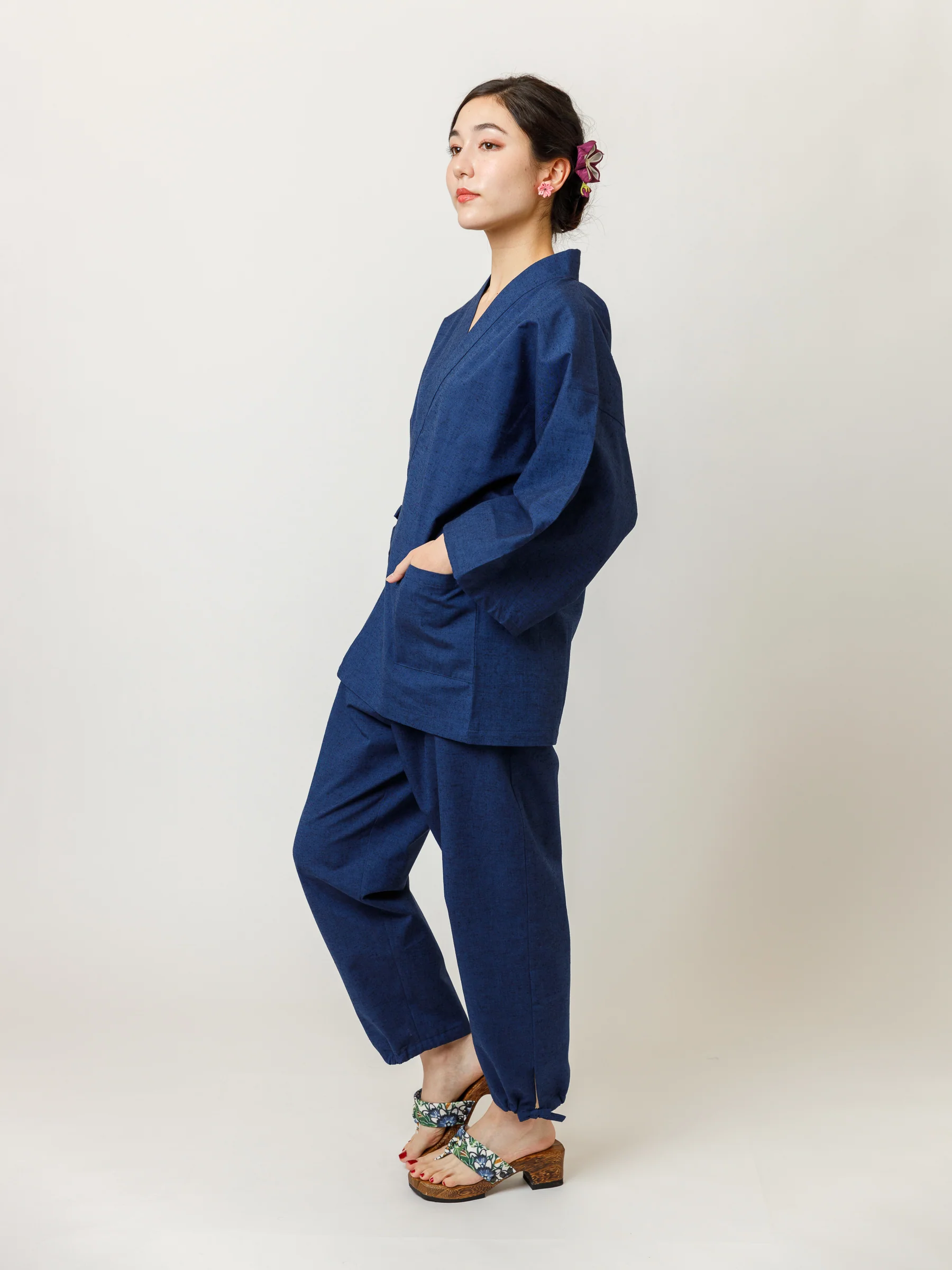 Bingata Wooden Geta Sandals in Indigo - Image 5