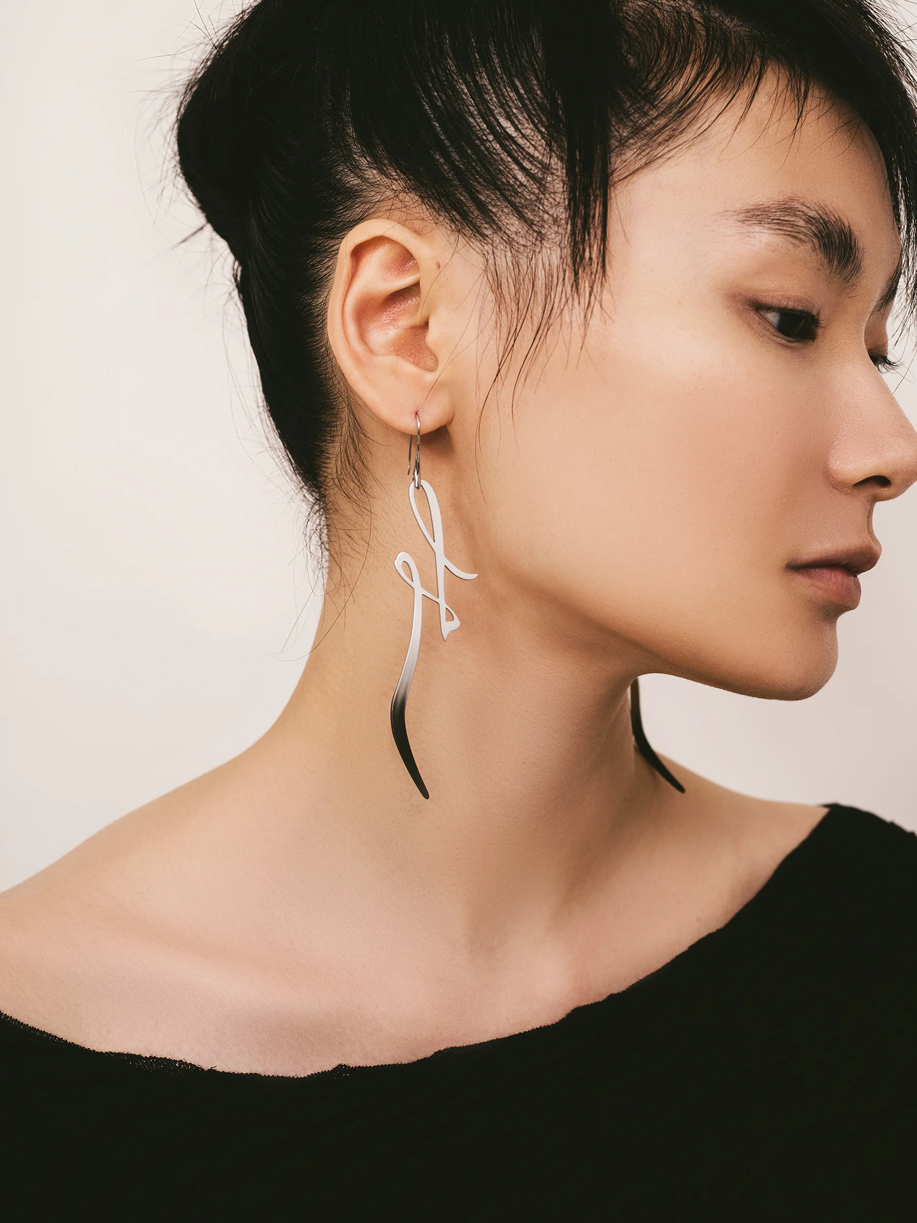 Mimi Hook Earrings in Silver/Black