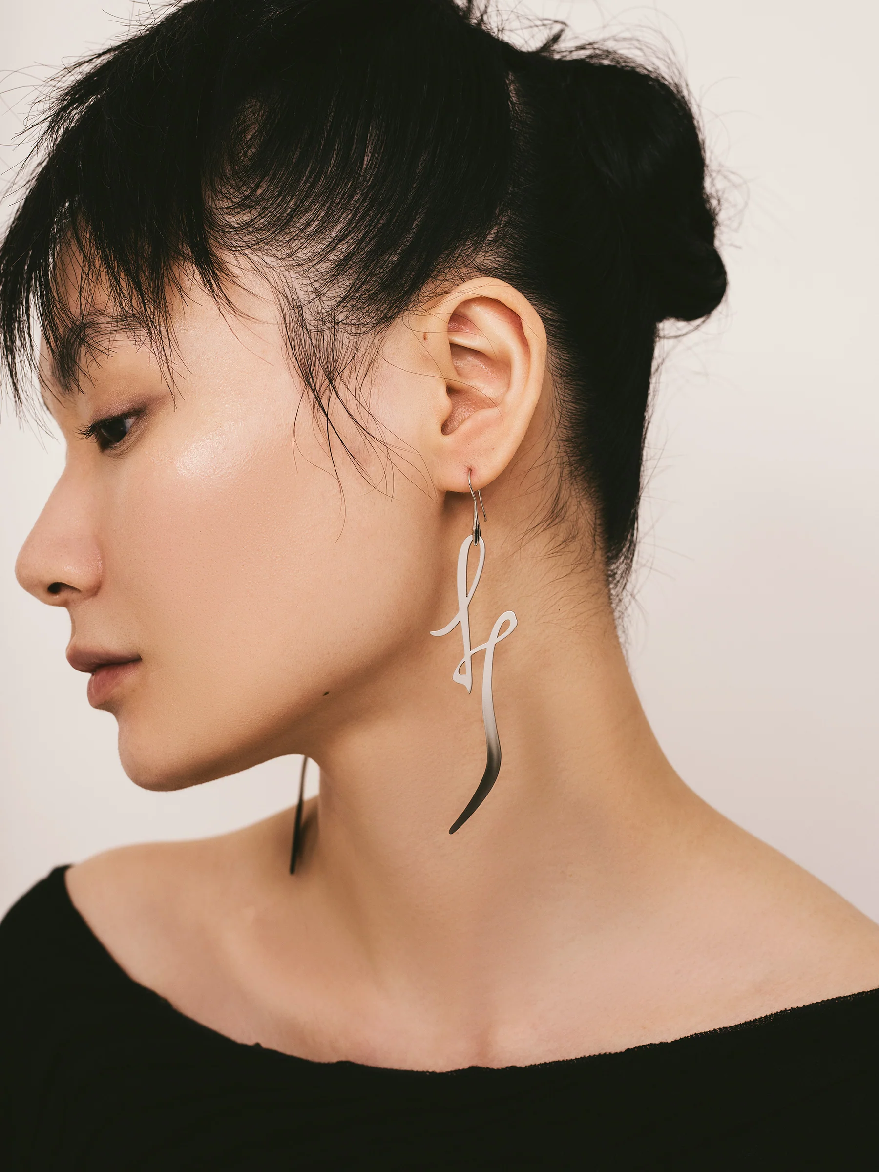 Mimi Hook Earrings in Silver/Black - Image 5